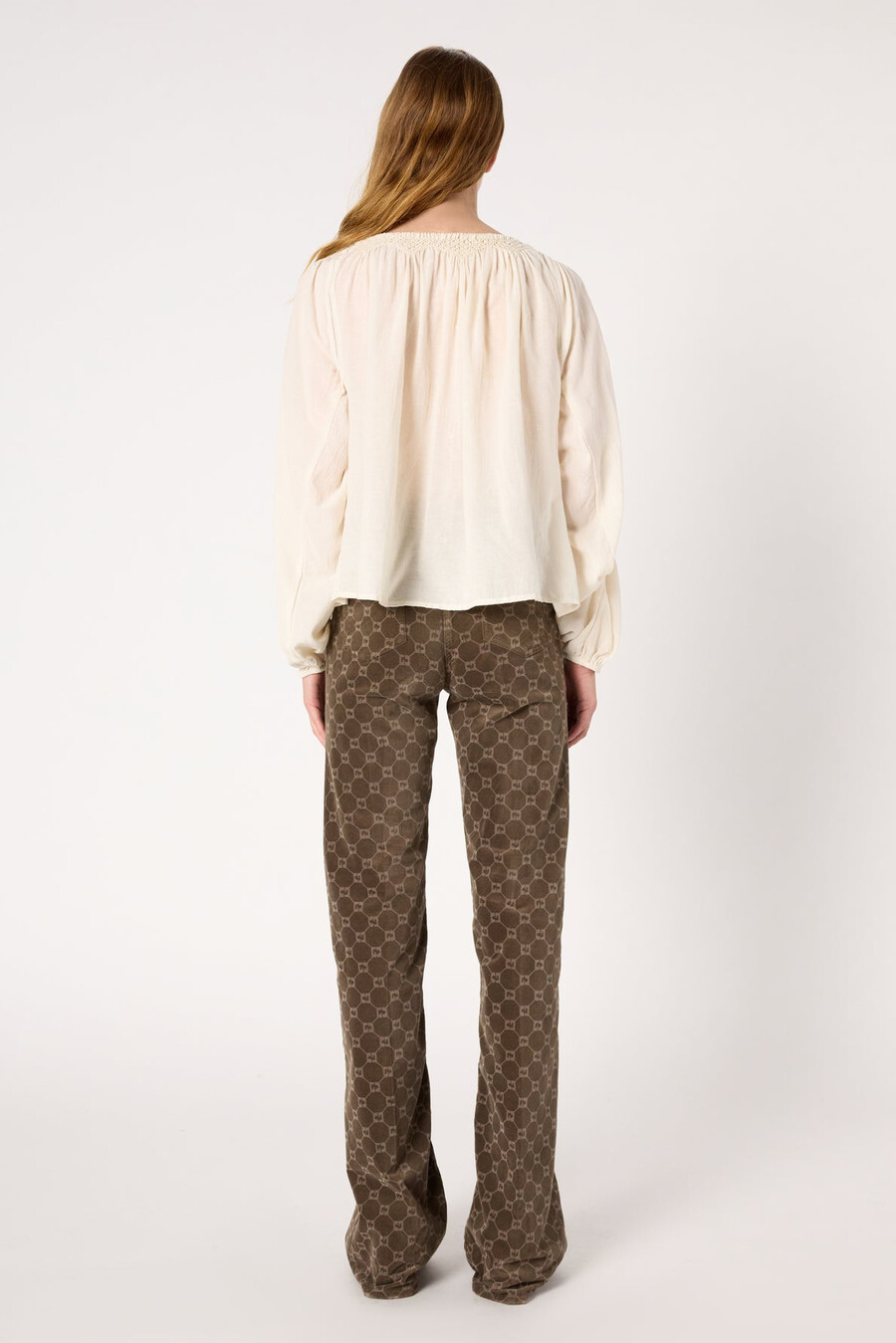 blusa bordada con escote amplio - aglae