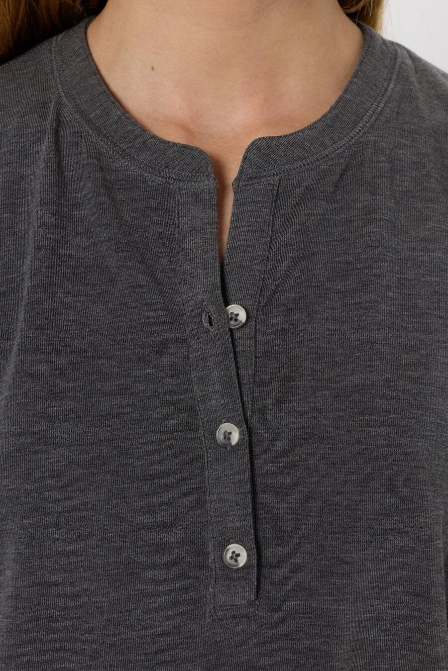 camiseta jaspeada con cuello tunecino - hugue